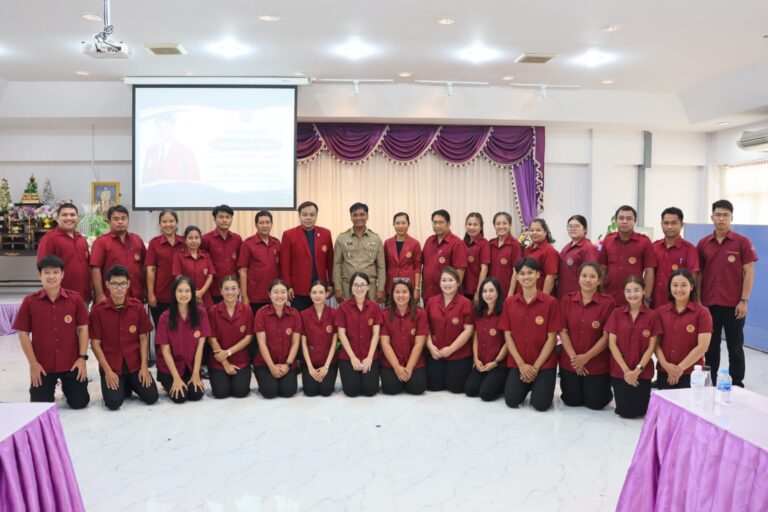 คณะผู้บริหาร ครู และบุคลากรทางการศึกษา ร่วมขอแสดงความยินดีและขอต้อนรับ นายอภินันท์ วิลาศ